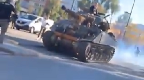Un char d'assaut déambule en pleine rue (Vidéo)